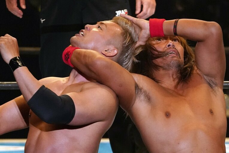 ネックブリーカーでオカダを攻める内藤