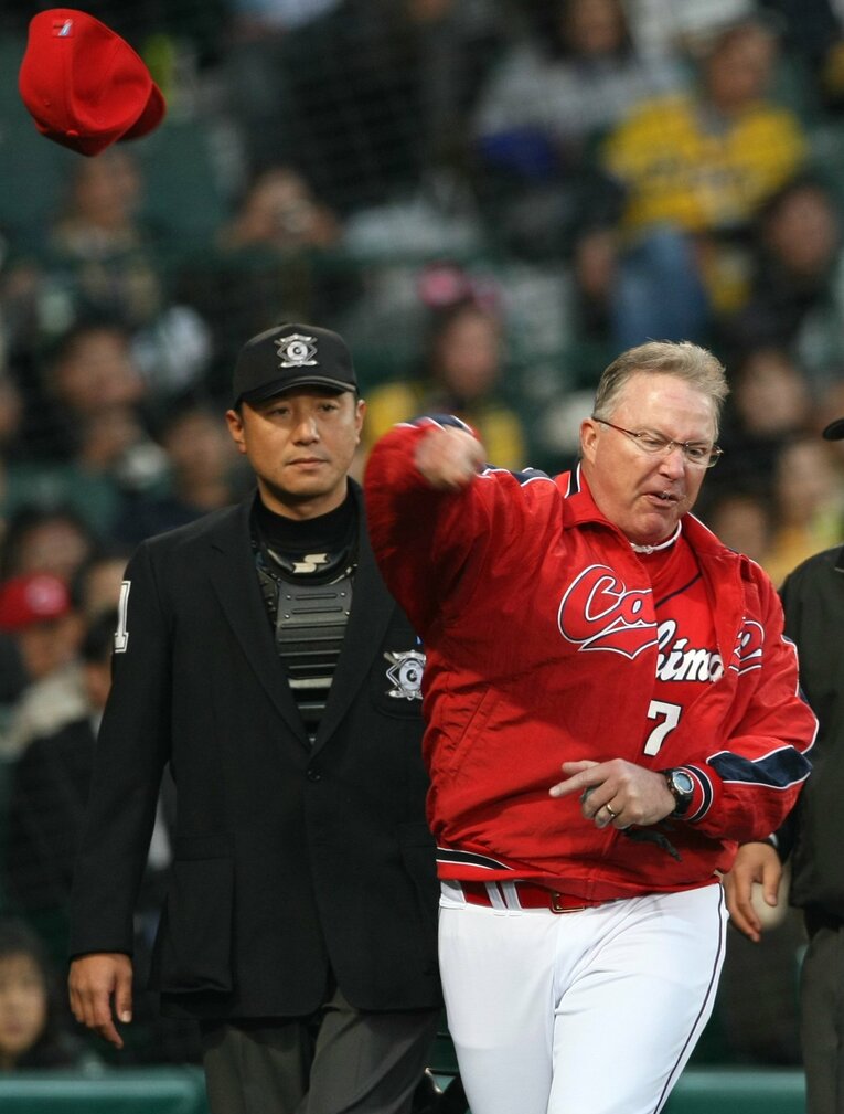 2009年、広島対阪神。本塁クロスプレーの判定に抗議し、球審（左）から退場を宣告されて帽子を投げ捨てる広島のマーティー・ブラウン監督