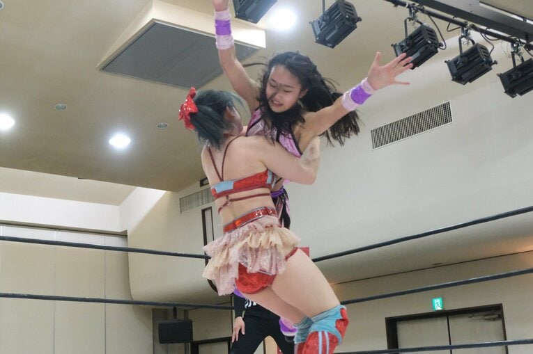 “中学生レスラー”の華麗な飛び技…「一番緊張した」チャンピオンとの一騎打ちで美蘭が見せた“成長の証”　受験勉強との両立が今後の悩み？(45)