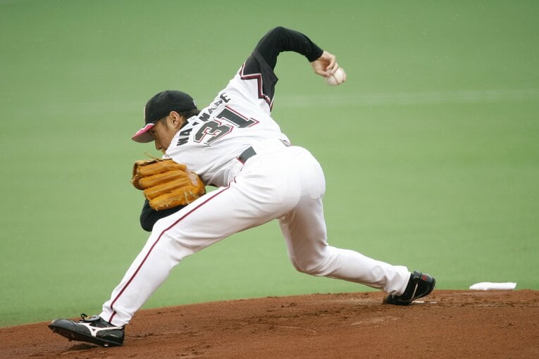 ロッテで球界屈指のサブマリンとして活躍した父・俊介さん　©︎BUNGEISHUNJU