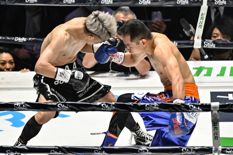 1回終了間際、井上尚弥が鋭い右でドネアからダウンを奪った場面　©Hiroaki Yamaguchi