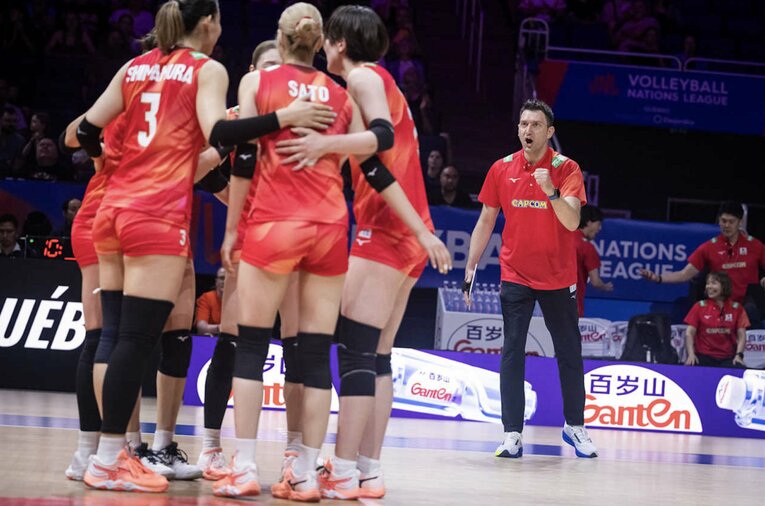 フェルハト・アクバシュ監督（VNLフランス戦）©︎Volleyball World