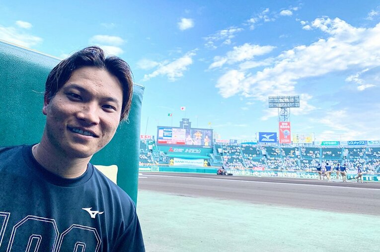 甲子園のマウンドをバックに写真におさまる岩下。高校野球での悔しさが今も原点として心に刻まれている ／ photograph by Chiba Lotte Marines