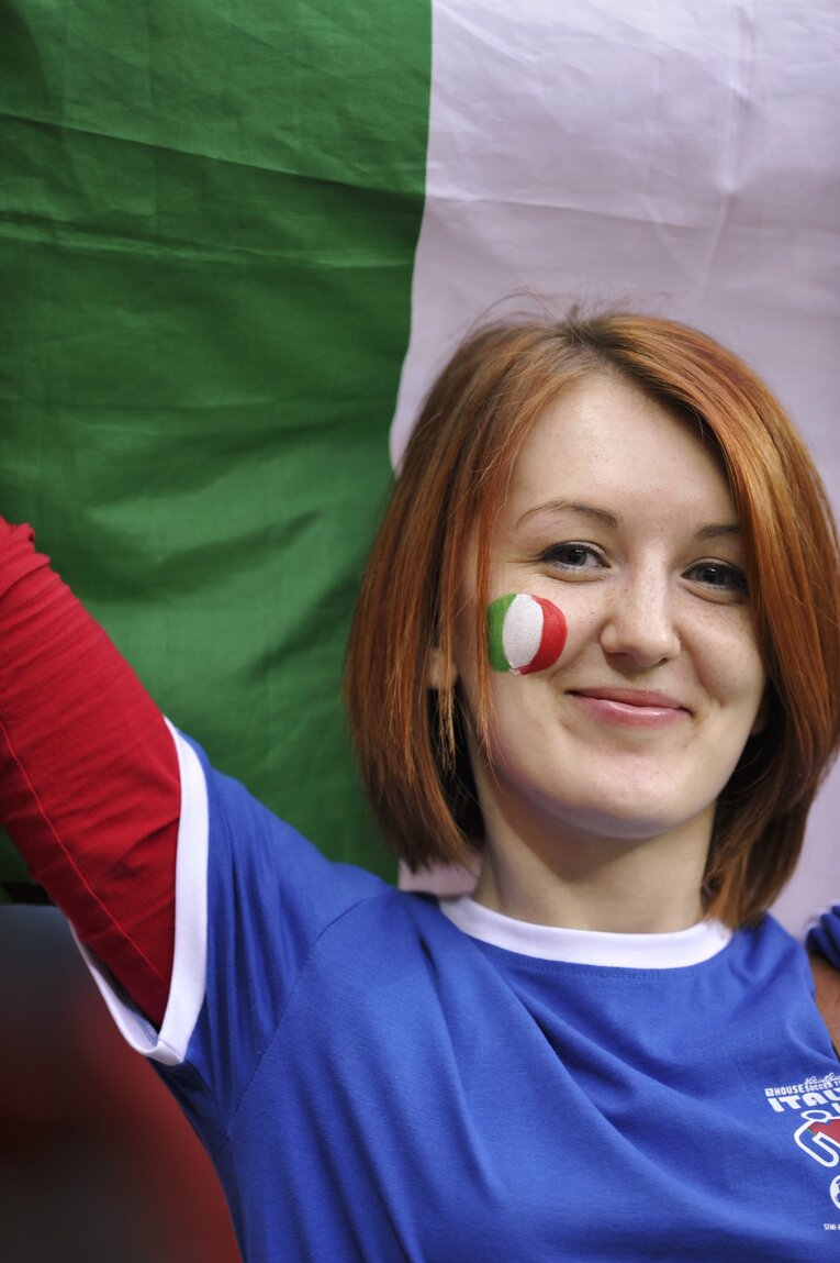 EUROにいた美しい女性サポーターの応援姿（50枚超）　©Sports Graphic Number