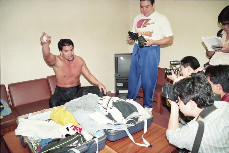 第4回SGタッグ・リーグ戦の優勝決定戦。試合を放棄して控え室に下がってしまった蝶野（1994年10月30日）©︎東京スポーツ新聞社