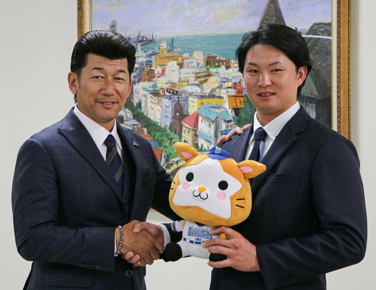 三浦監督からDeNA1位指名のあいさつを受けた竹田祐投手（三菱重工West）。大学、社会人で“指名漏れ”を経験した即戦力右腕　©JIJI PRESS