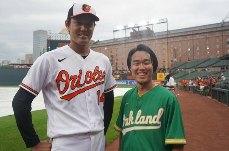 藤浪と関西テレビアナウンサーの服部優陽。競馬や野球の実況アナとして活躍していた彼がなぜ休職を決断し、アメリカへ向かったのか ／ photograph by Yuhi Hattori