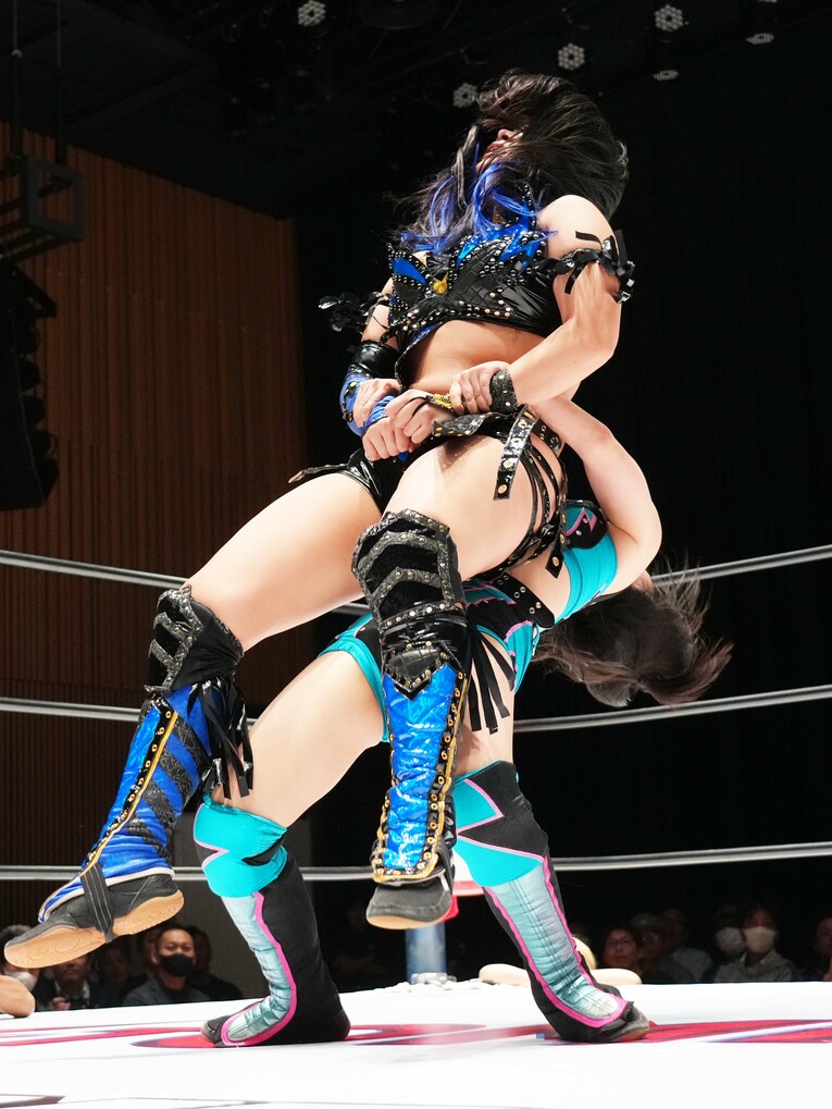 HANAKOをダブルアームクラッチ式のジャーマンスープレックス、ブルーミングドリームで投げるさくらあや。2025年10月30日、神田明神ホール　©Essei Hara