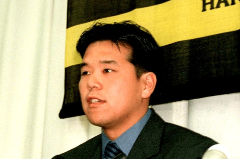 1999年12月、野村克則捕手（カツノリ）の阪神入団会見。ヤクルトから金銭トレードされた ／ photograph by Sankei Shimbun