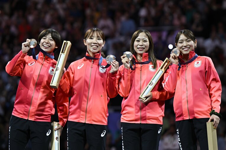 パリ五輪表彰式で銅メダルを手に笑顔をみせるフェンシング女子フルーレ団体メンバー。（左から）宮脇花綸、上野優佳、菊池小巻、東晟良　©︎Asami Enomoto / JMPA