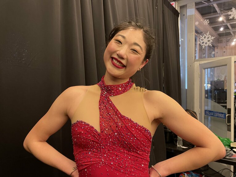 開演前に衣装をまとい笑顔を見せた長洲　©Akiko Tamura