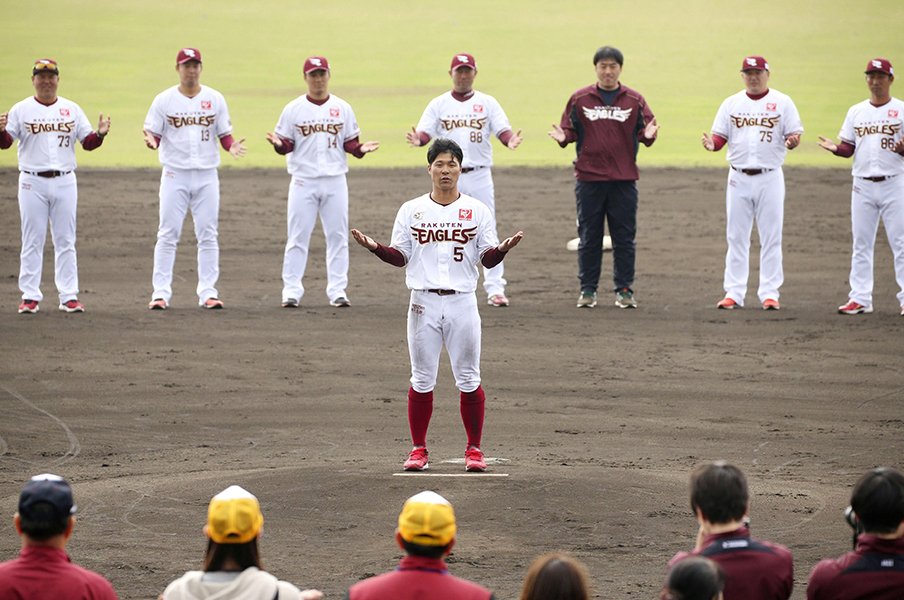 楽天の新主将・茂木栄五郎は、「脱・完璧主義」で背中を見せる。<Number Web> photograph by Kyodo News
