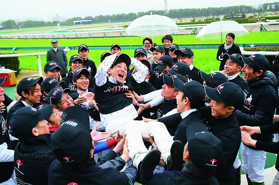 ファン不在でも「四位さん!」。名騎手最後の日の、幸せな光景。<Number Web> photograph by AFLO
