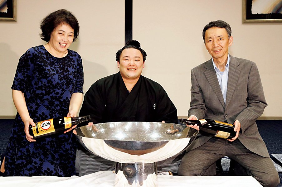 不祥事でも息子を支えた父の死。「ドン底」朝乃山、復活への汗。<Number Web> photograph by KYODO