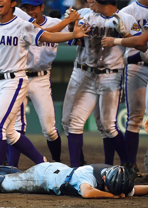 逆転サヨナラ勝利を喜ぶ金足農と、倒れ込む有馬。勝者と敗者のコントラストがくっきりと浮かび上がった。有馬は翌年も甲子園出場