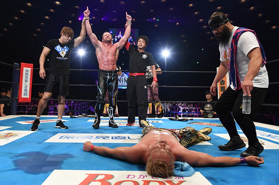 IWGP大阪城決戦は1時間越えの死闘!新王者ケニー・オメガ、10年間の執念。<Number Web> photograph by Essei Hara