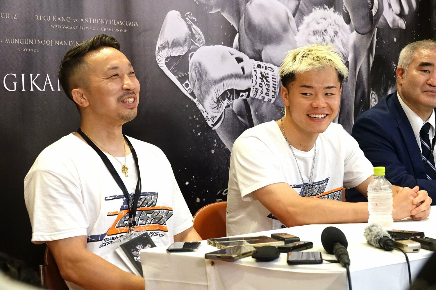 試合後の会見で笑顔を見せる那須川天心と粟生隆寛トレーナー　©Koji Fuse