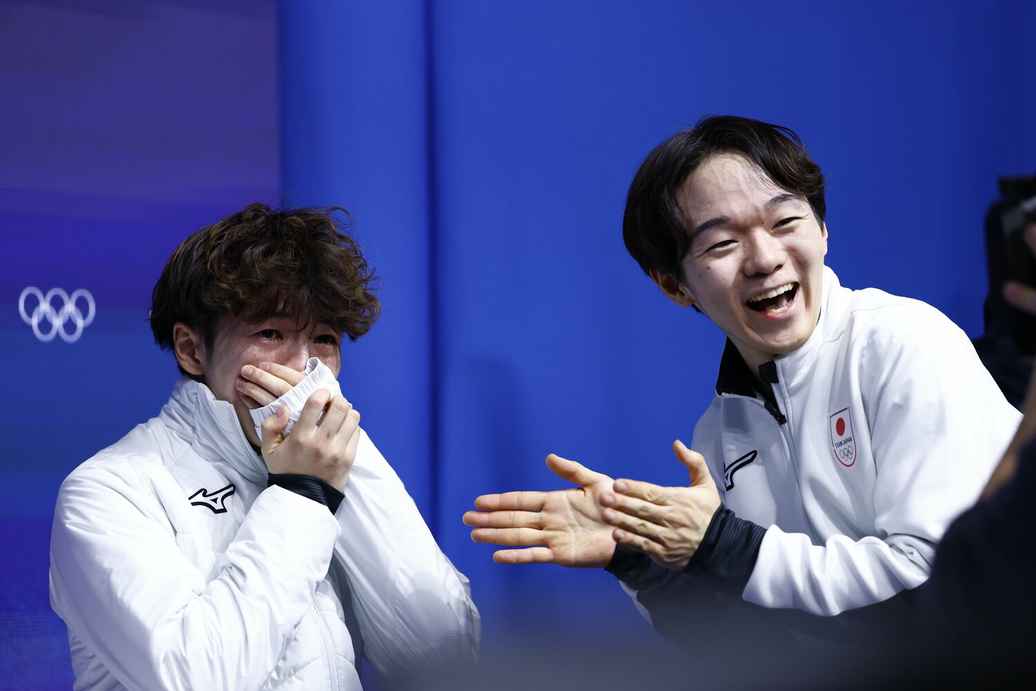 銅メダルを獲得して涙する佐藤駿を笑顔で称える鍵山。二人は同じ22歳の盟友でもある Sunao Noto / JMPA