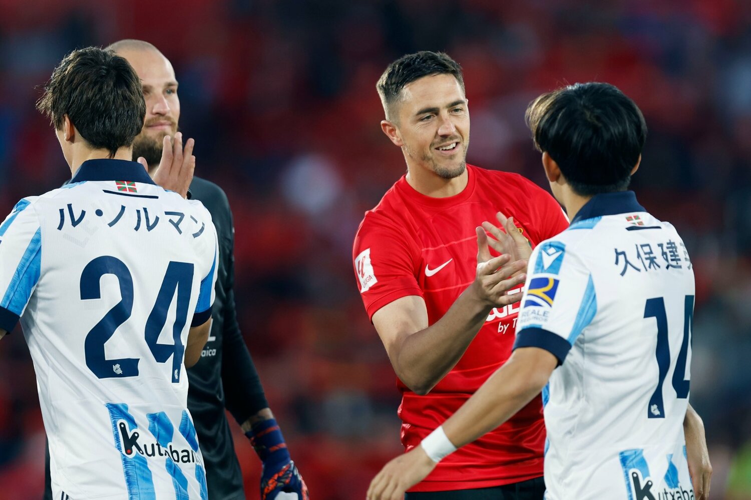 背中に刻まれた「ル・ノルマン」と「久保建英」