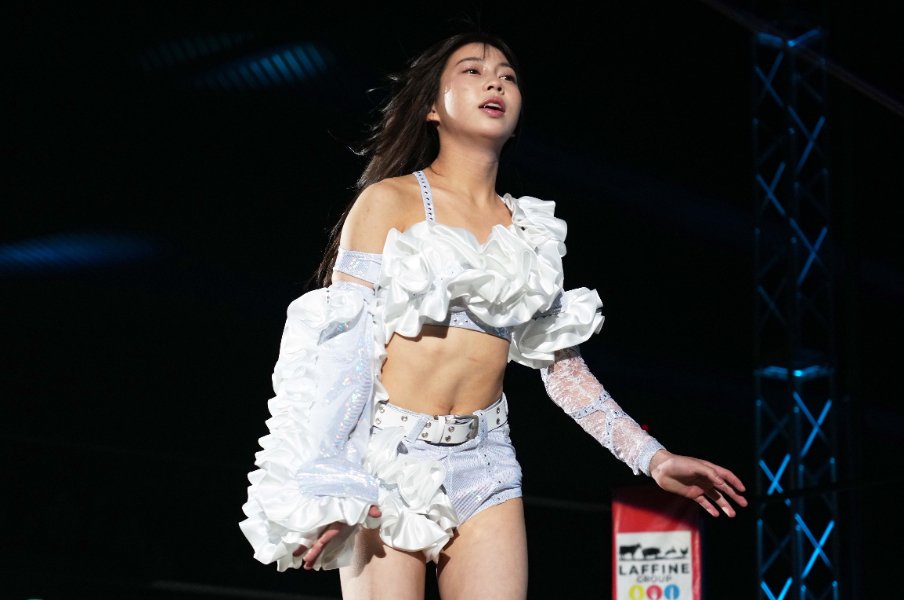「本当にデビュー戦?」16歳“二世レスラー”心希が流血激闘「とんでもない新人」対戦相手も絶賛…母・大向美智子は「もう二世って呼ばんでくれ」<Number Web> photograph by Essei Hara