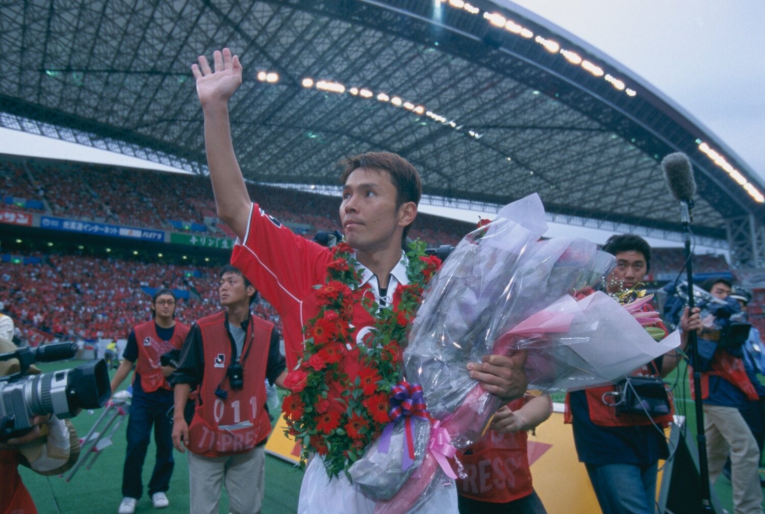 引退試合でサポーターに挨拶する福田正博。埼玉スタジアムには5万人以上の観客が駆けつけた（2003年）©︎Hideki Sugiyama