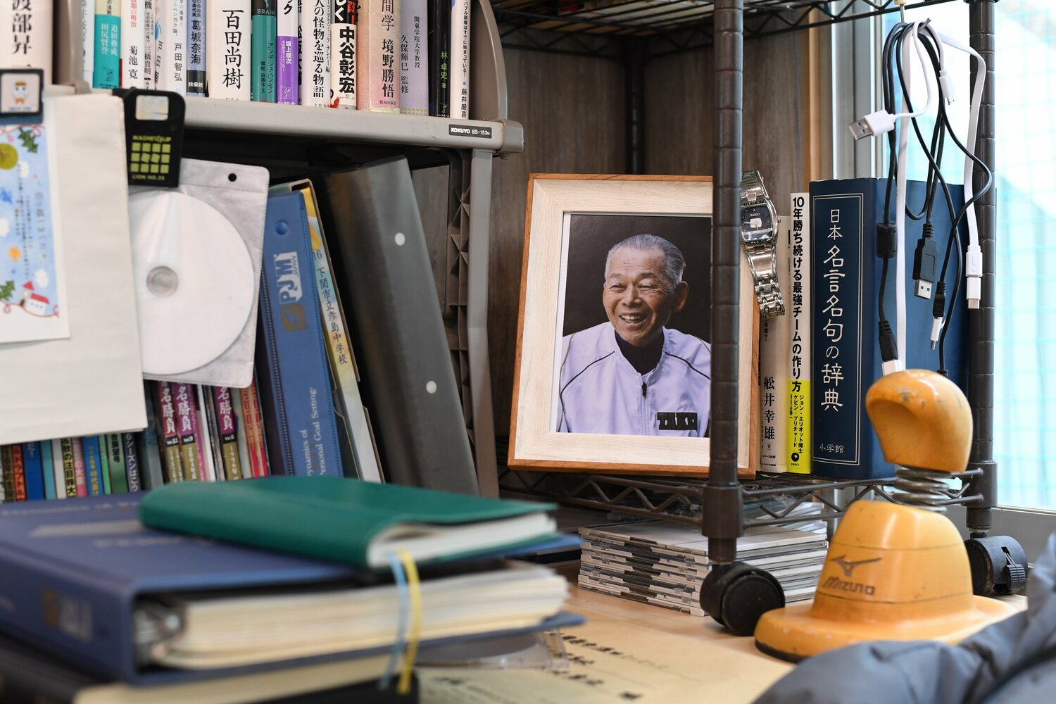南陽工の監督室に置かれた迫田氏の写真 ©Kota Inoue