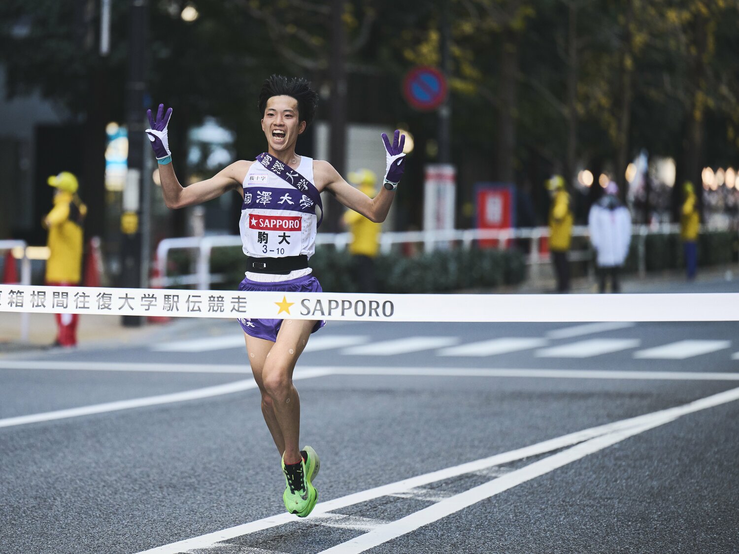 今年の箱根駅伝、駒大アンカーの青柿響(3年)。フィニッシュの瞬間、指を3本立て、”大学駅伝3冠”を表した　©Yuki Suenaga