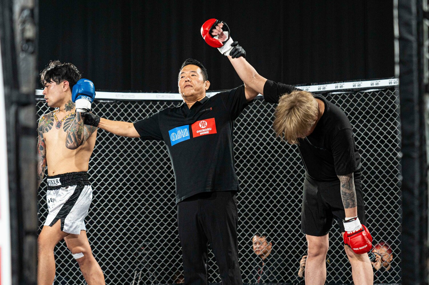 ヒザに手をつき、判定を聞いたやまかわ　©BreakingDown