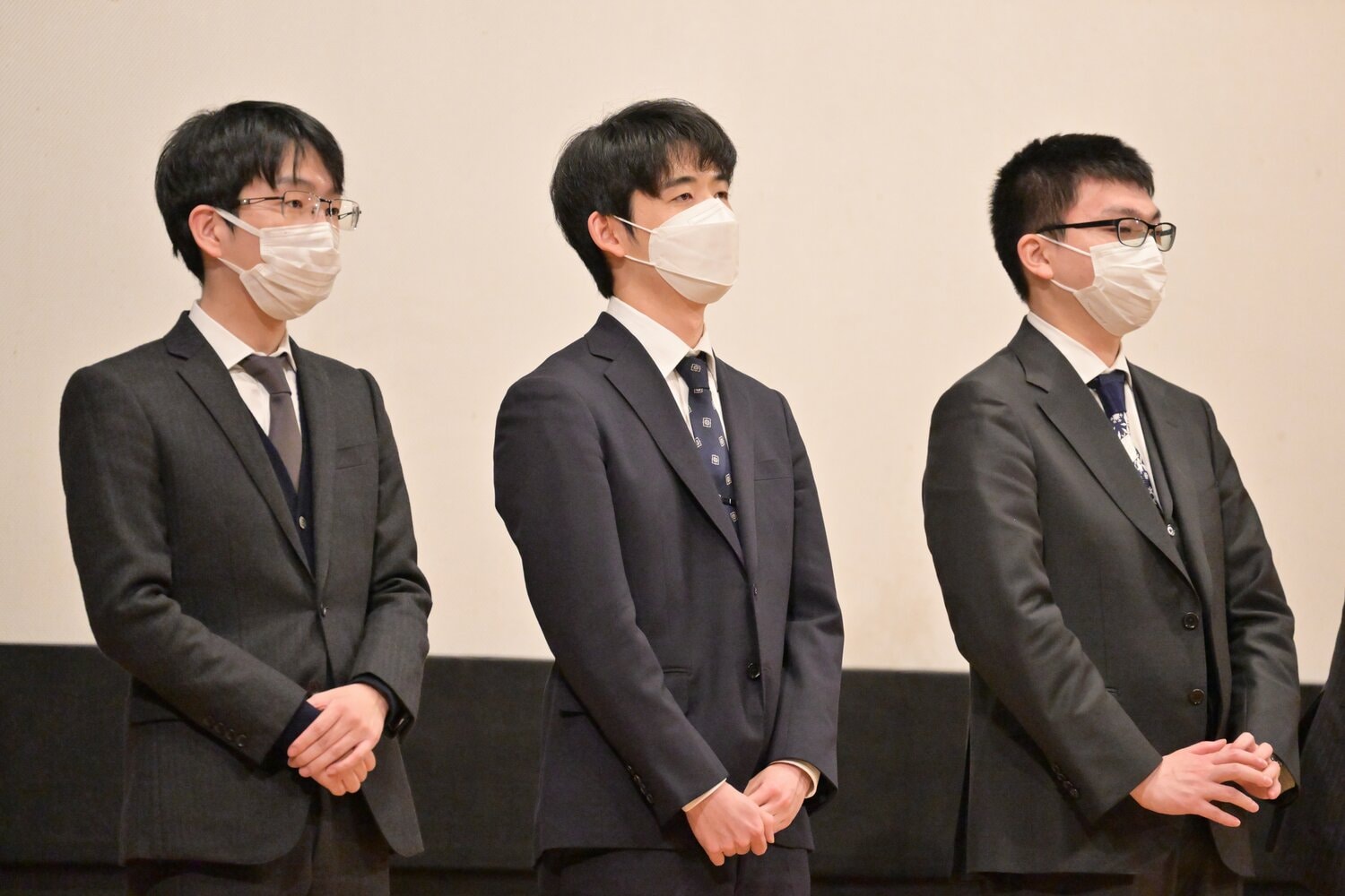 左から豊島九段、藤井五冠、永瀬王座 ©Hideki Sugiyama