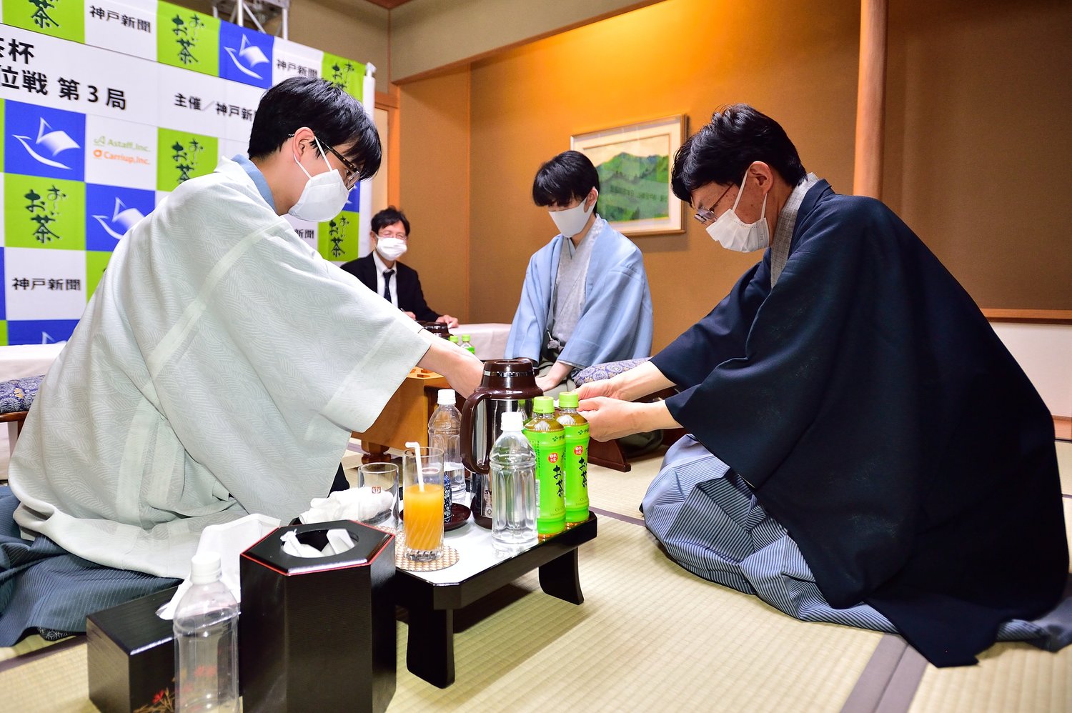 王位戦で谷川浩司九段に封じ手を渡す豊島竜王©日本将棋連盟