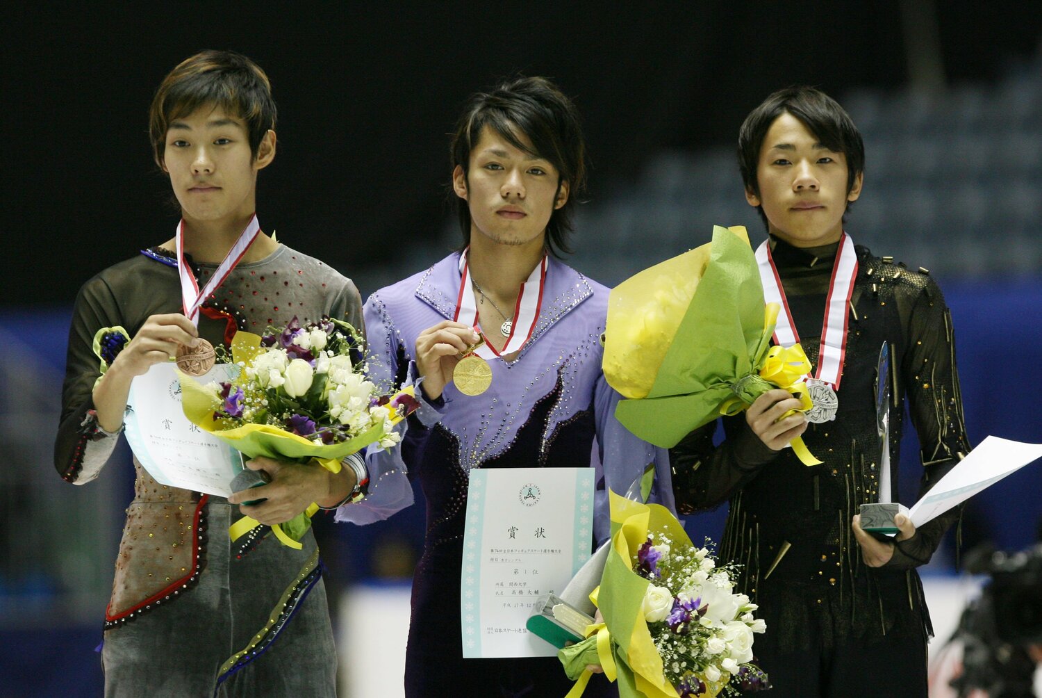 観客も帰りかけたころに優勝者が訂正され、改めて表彰式が行われることに。織田はもちろん変わって優勝者となった高橋にも笑顔はなかった　©AFLO