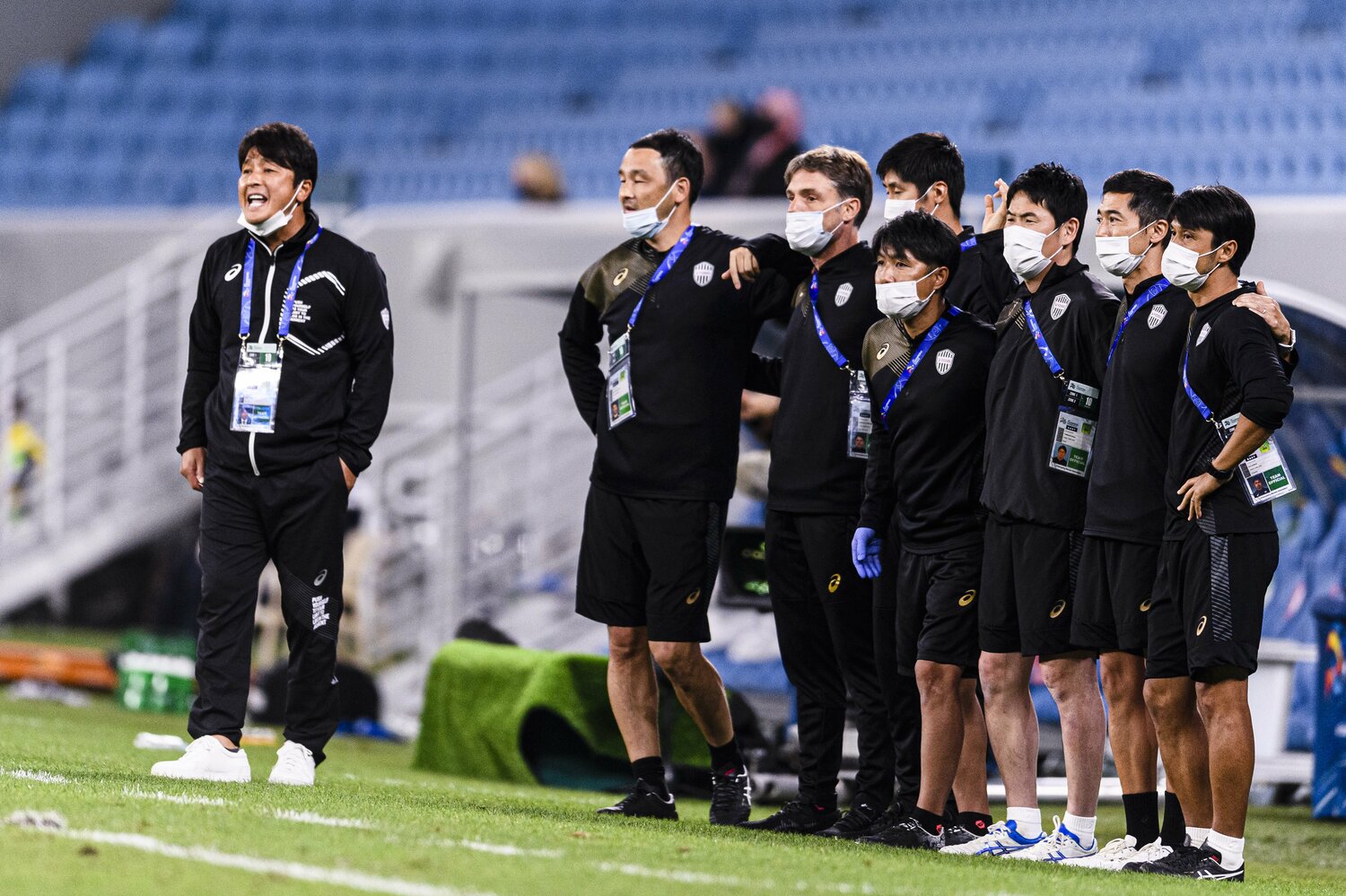 2020年のACL準々決勝、コーチ陣と共にPK戦を見つめる三浦監督 ©Getty Images