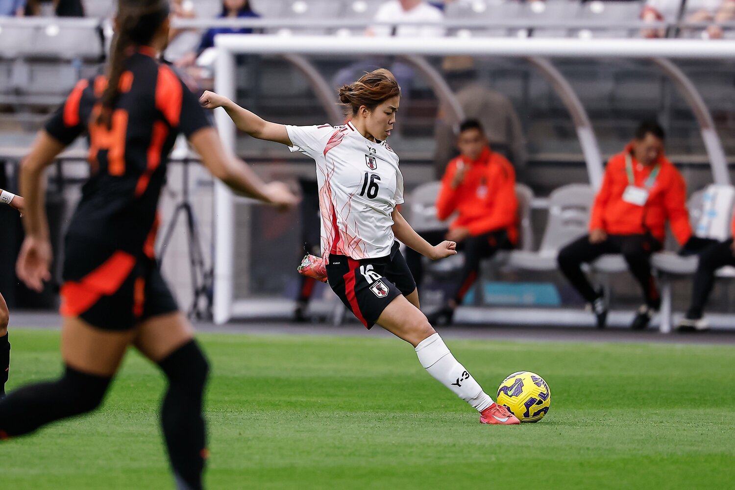 逆足の左でスーパーゴールを決めた谷川 ©AFLO