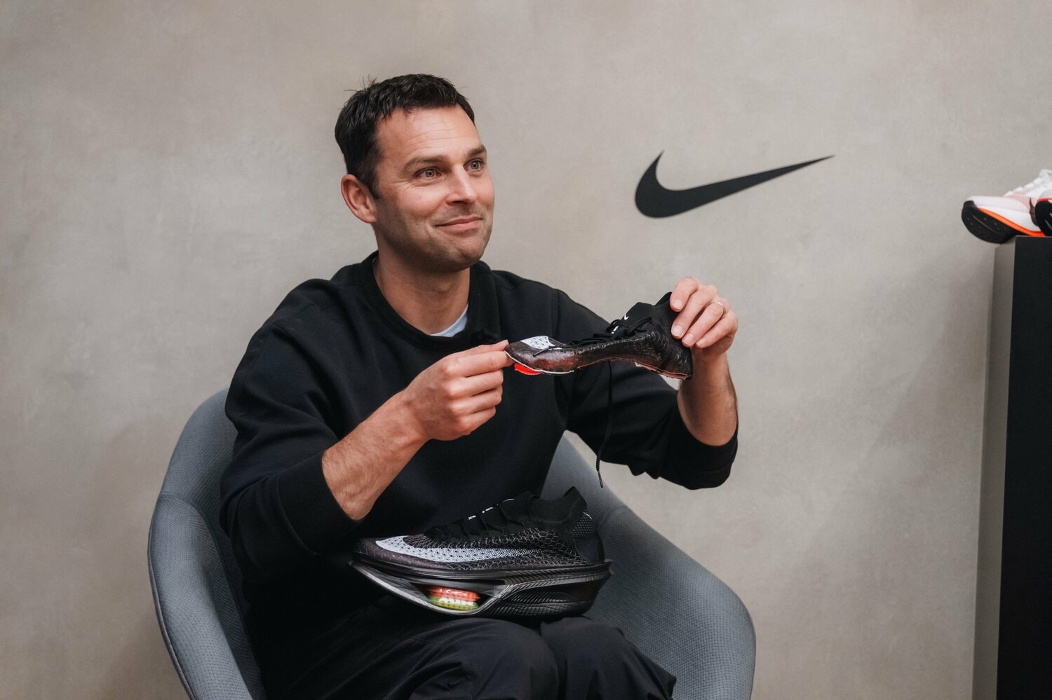 アッパーについて楽しそうに説明してくれる ©NIKE