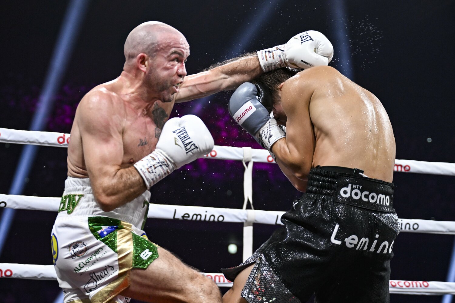 ドヘニーの近距離からの渾身の左をかわす井上©︎Hiroaki Yamaguchi