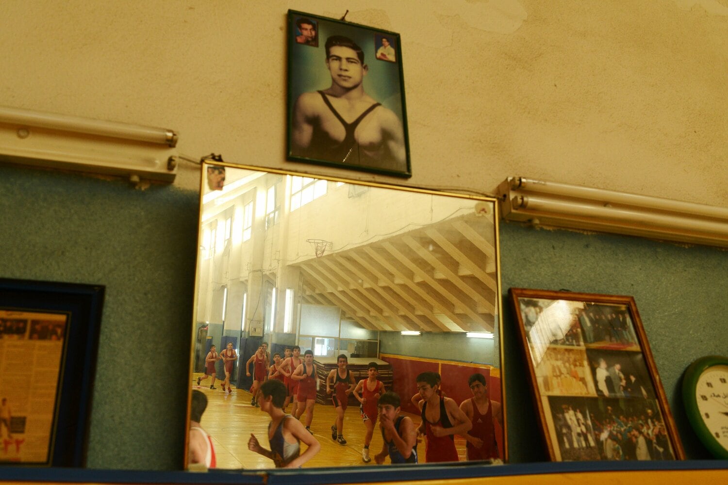 テヘランのスポーツクラブに掲げられたゴラムレザ・タクティの写真　©Getty Images