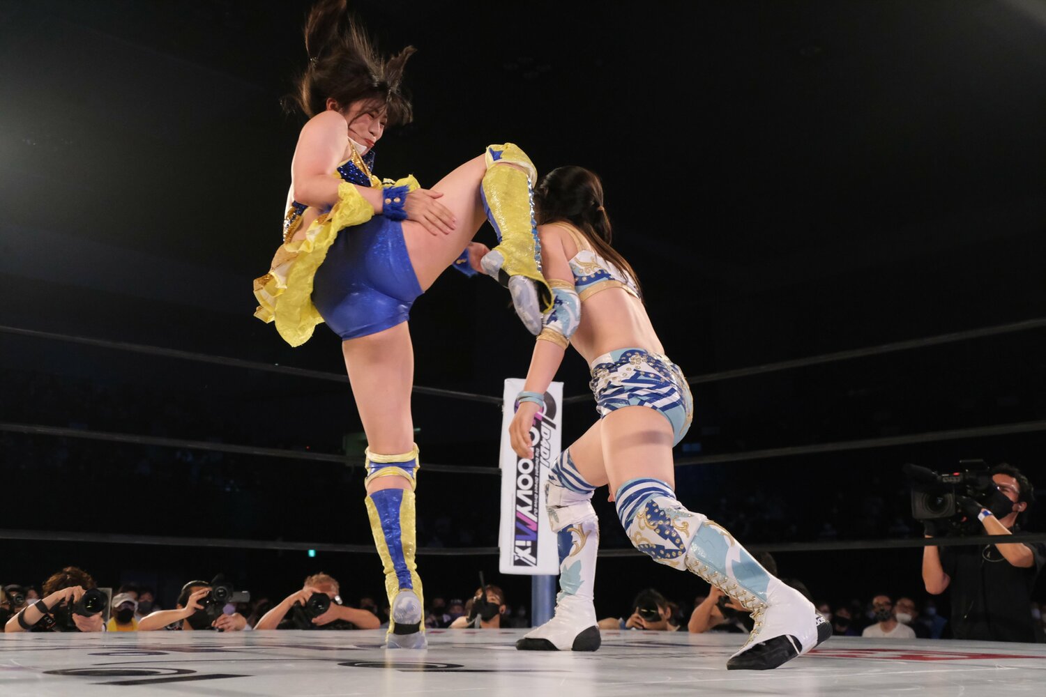 羽南のヒザ蹴りが天咲の顔面にヒット