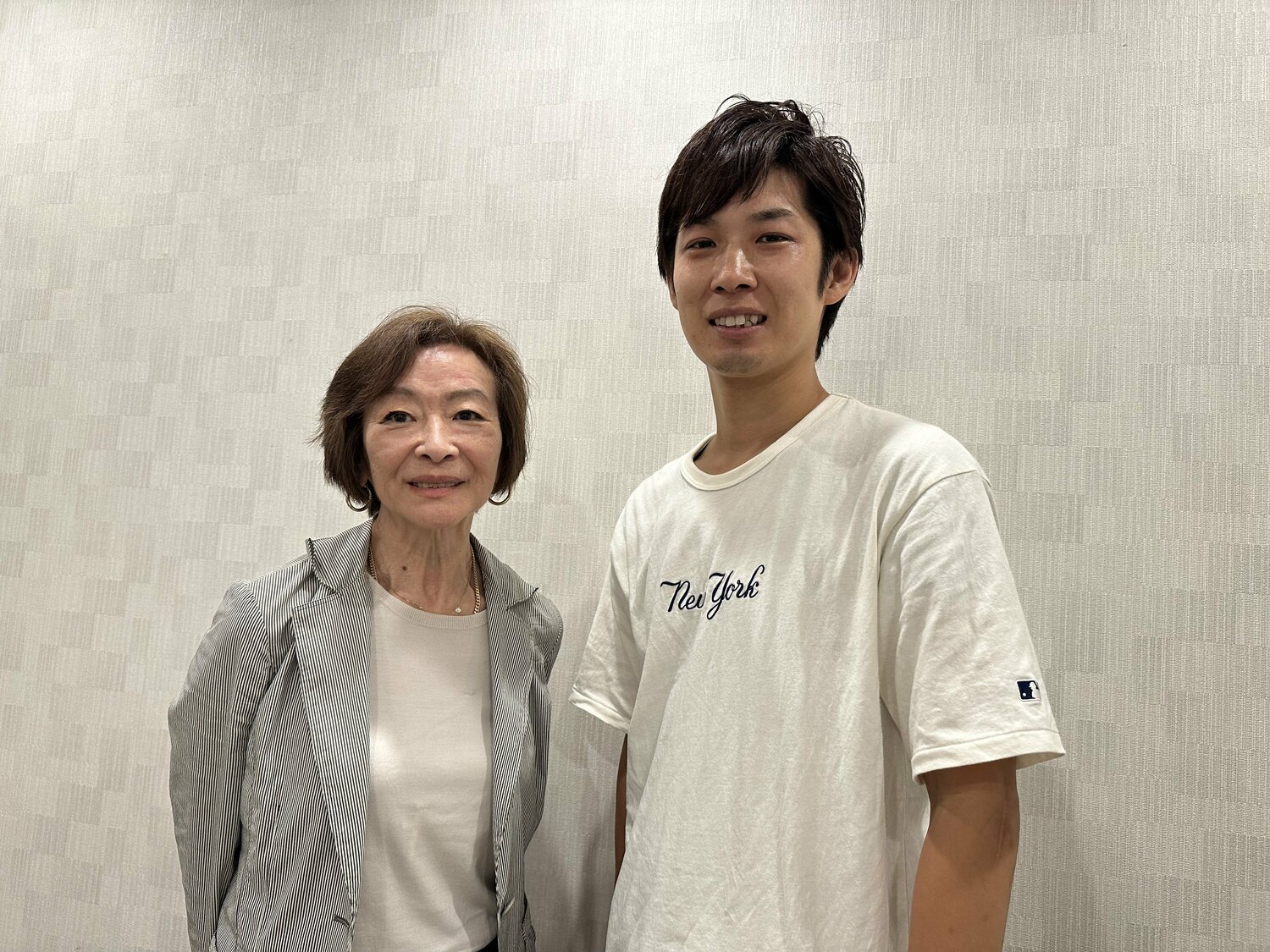 倫子夫人と、集中リハビリを担当した作業療法士の庭野航介さん ©Gantz Horie