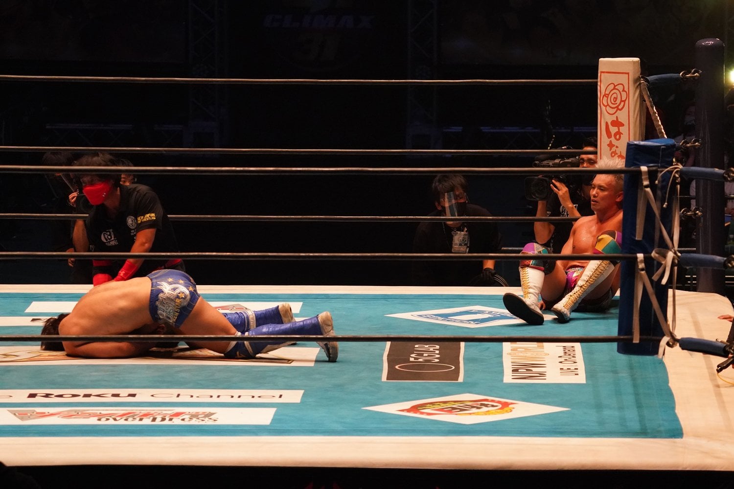 立ち上がれない飯伏を呆然とした表情で見つめるオカダ