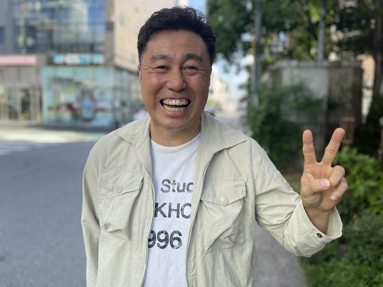 元気な姿を届けたいとカメラにピースサインを向けた盧廷潤(55歳)。取材後、改めて日本のファンへメッセージが届いた。「私が日本で幸せにプレーできたのは、チームメートやスタッフ、生活を支えてくれた多くの日本の方々、そして在日コリアンの皆さんがいたからです。今も私を覚えてくれているファンの皆さんに、感謝の言葉を伝えたい。本当にありがとうございます」