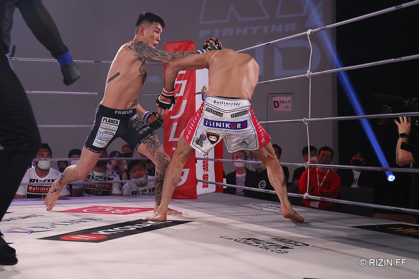 序盤は萩原が得意の打撃で攻勢に出る場面も　©RIZIN FF