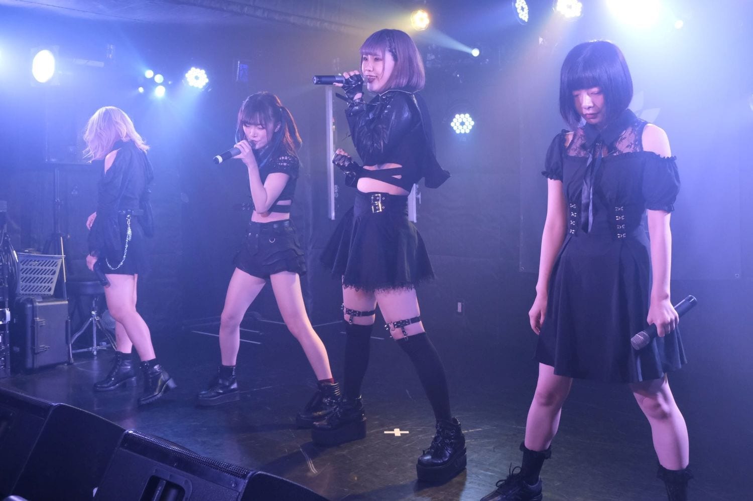 現在は「闘狂生存者-Tokyo Survivor-」のメンバーとして活動中。右から2人目が黒崎