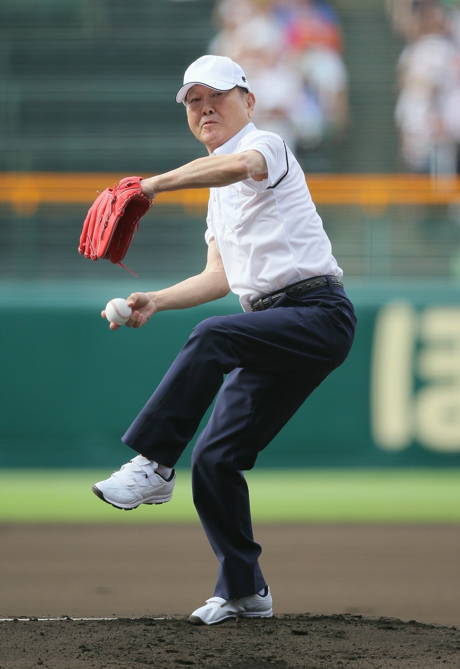 2018年8月16日、「レジェンド始球式」に登場した78歳の板東英二さん　©JIJI PRESS