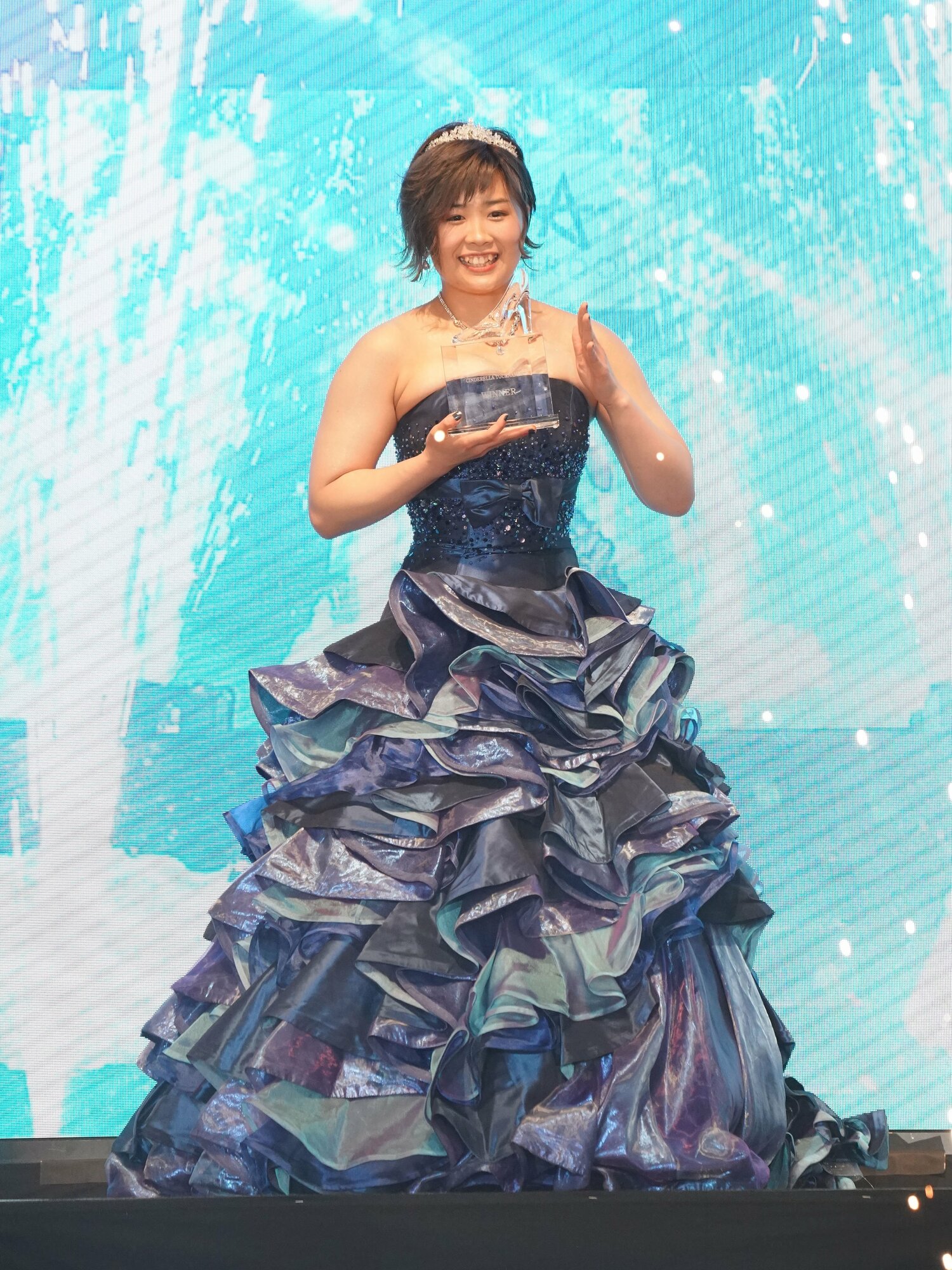 シンデレラ・トーナメントで初出場・初優勝を果たし、ドレスをまとうMIRAI