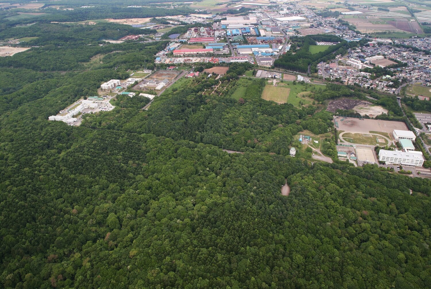 ファイターズの新球場とボールパーク構想の予定地となった北広島の総合運動公園の外観 ©︎北海道新聞社/時事通信