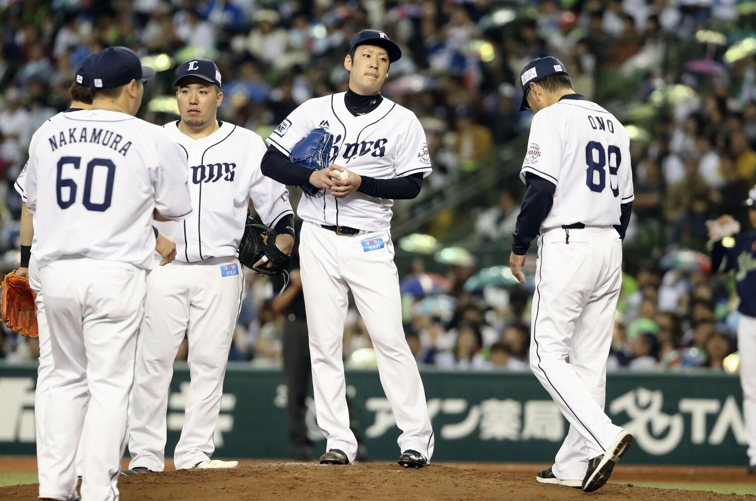 ピンチの場面で増田に声をかける小野投手コーチ　©KYODO