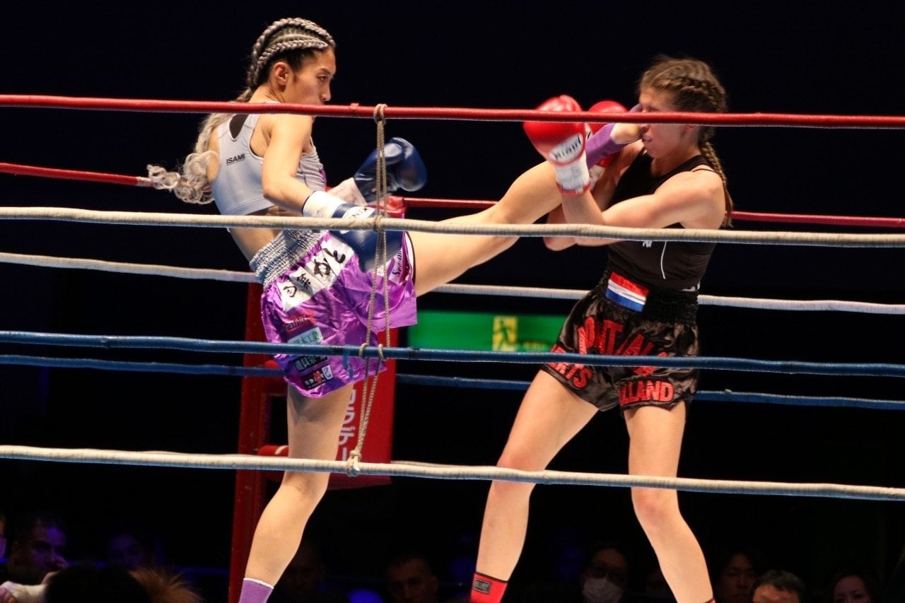 173センチの長身から繰り出すハイキックで攻めるRiNRiNさん　©HoostCup