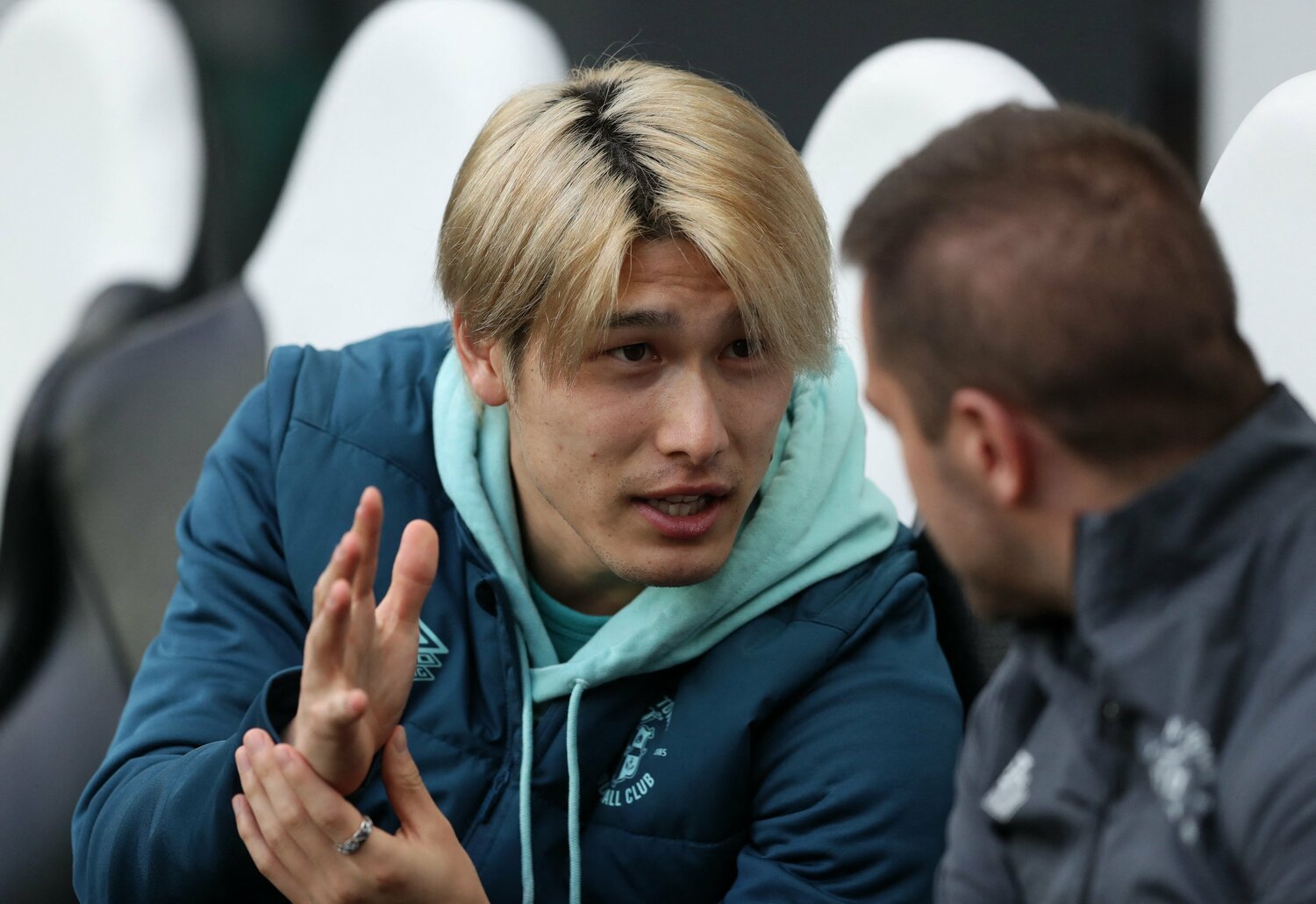 ベンチでも積極的にコミュニケーションをとる橋岡　©AFLO