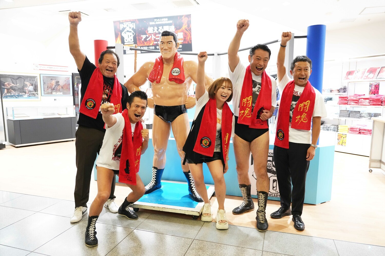 猪木像の前で藤波辰爾、Sareeeらと「ダー！」のポーズを決めるアントニオ小猪木