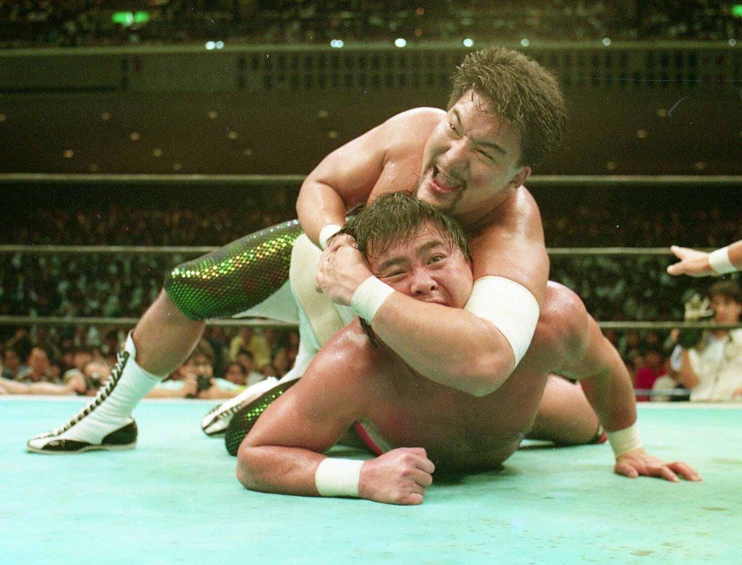 1991年8月11日、第1回G1クライマックス決勝で蝶野正洋（上）が武藤敬司にSTFを仕掛ける　©︎東京スポーツ新聞社